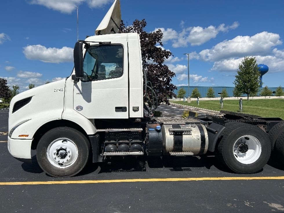 Day Cab Tractor-Heavy Duty Tractors-Volvo-2019-VNR64300-Sheboygan-WI-118,663\n\t\tmiles-$ 46,000 - Image 4