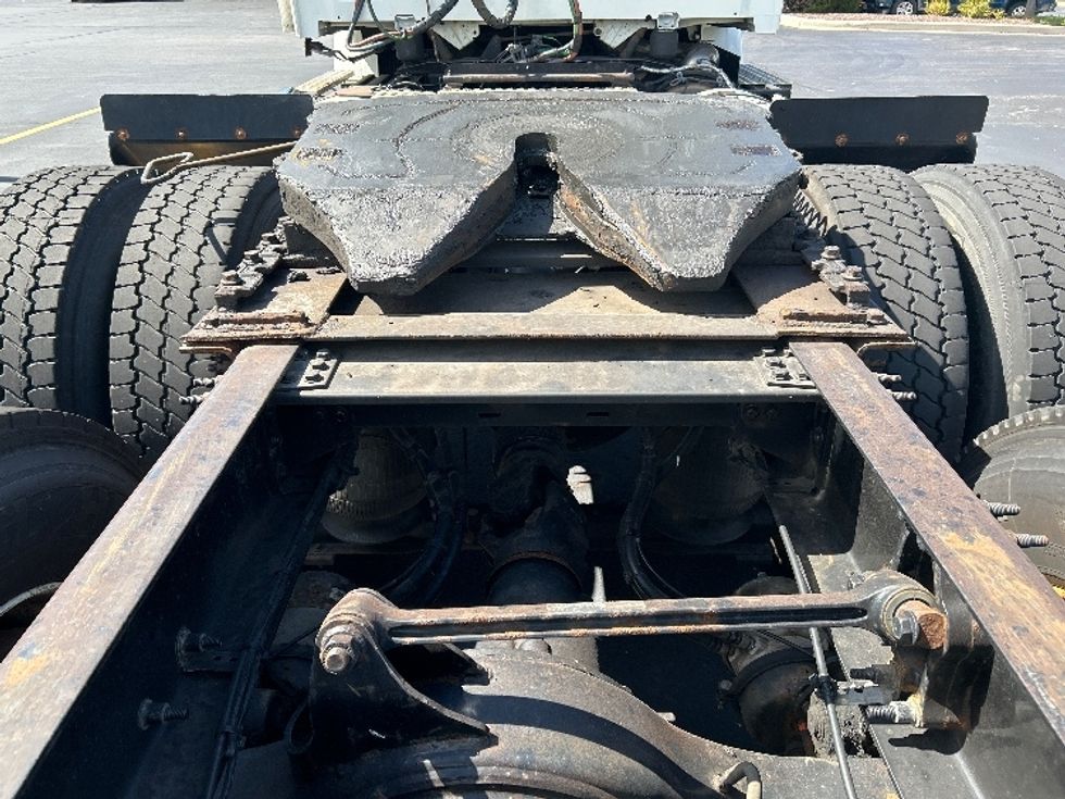 Day Cab Tractor-Heavy Duty Tractors-Volvo-2019-VNR64300-Sheboygan-WI-118,663\n\t\tmiles-$ 46,000 - Image 6