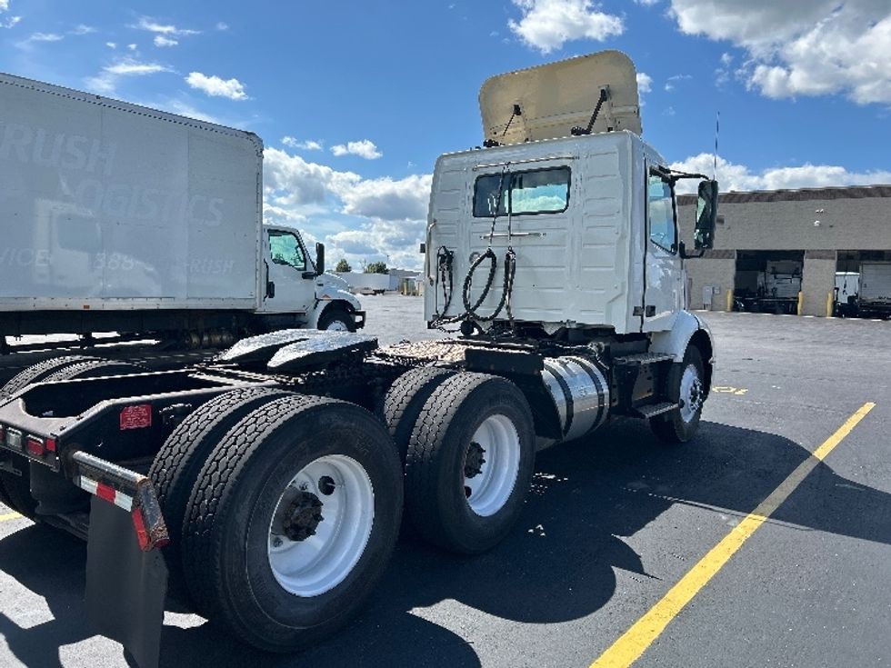 Day Cab Tractor-Heavy Duty Tractors-Volvo-2019-VNR64300-Sheboygan-WI-118,663\n\t\tmiles-$ 46,000 - Image 7