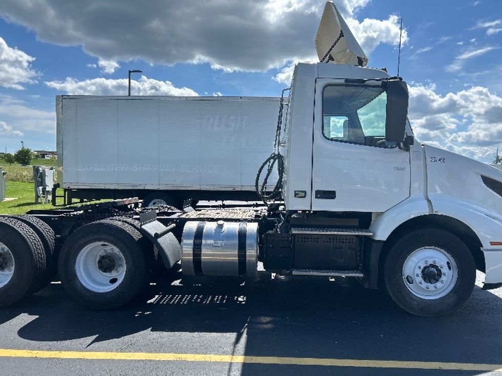 Day Cab Tractor-Heavy Duty Tractors-Volvo-2019-VNR64300-Sheboygan-WI-118,663\n\t\tmiles-$ 46,000 - Image 8