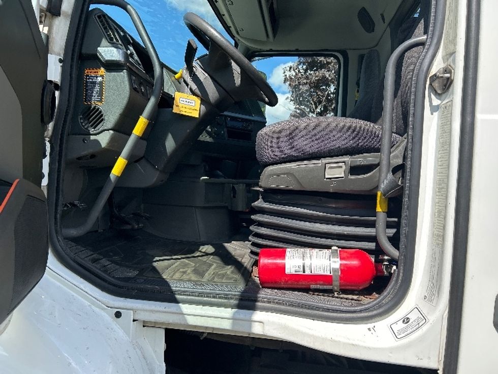 Day Cab Tractor-Heavy Duty Tractors-Volvo-2019-VNR64300-Sheboygan-WI-118,663\n\t\tmiles-$ 46,000 - Image 9