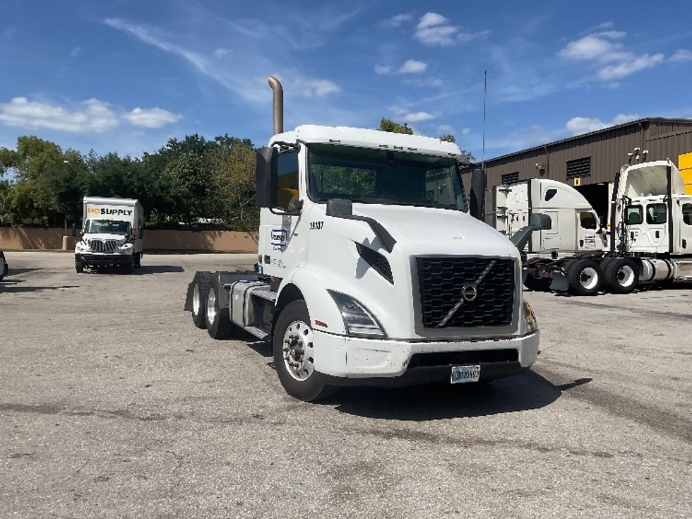 Day Cab Tractor-Heavy Duty Tractors-Volvo-2019-VNR64300-Tampa-FL-516,580\n\t\tmiles-$ 32,000 - Image 1
