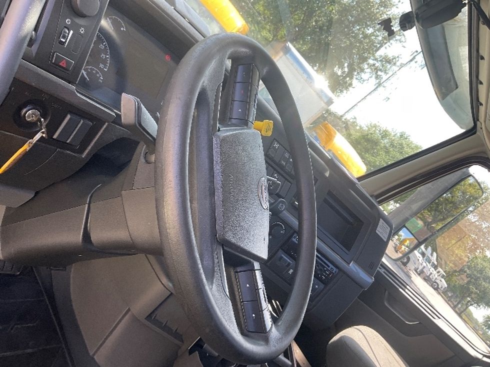 Day Cab Tractor-Heavy Duty Tractors-Volvo-2019-VNR64300-Tampa-FL-516,580\n\t\tmiles-$ 32,000 - Image 10