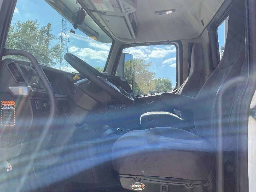 Day Cab Tractor-Heavy Duty Tractors-Volvo-2019-VNR64300-Tampa-FL-516,580\n\t\tmiles-$ 32,000 - Image 11