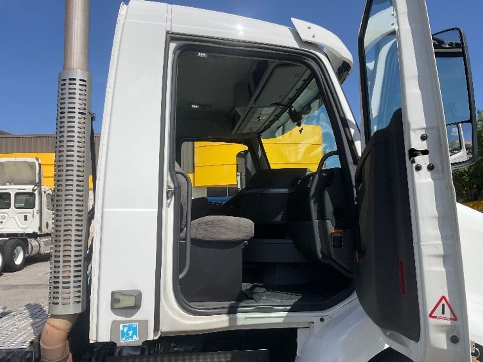 Day Cab Tractor-Heavy Duty Tractors-Volvo-2019-VNR64300-Tampa-FL-516,580\n\t\tmiles-$ 32,000 - Image 12