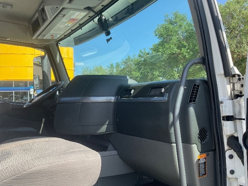 Day Cab Tractor-Heavy Duty Tractors-Volvo-2019-VNR64300-Tampa-FL-516,580\n\t\tmiles-$ 32,000 - Image 13