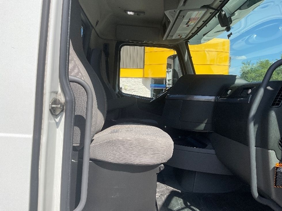 Day Cab Tractor-Heavy Duty Tractors-Volvo-2019-VNR64300-Tampa-FL-516,580\n\t\tmiles-$ 32,000 - Image 14