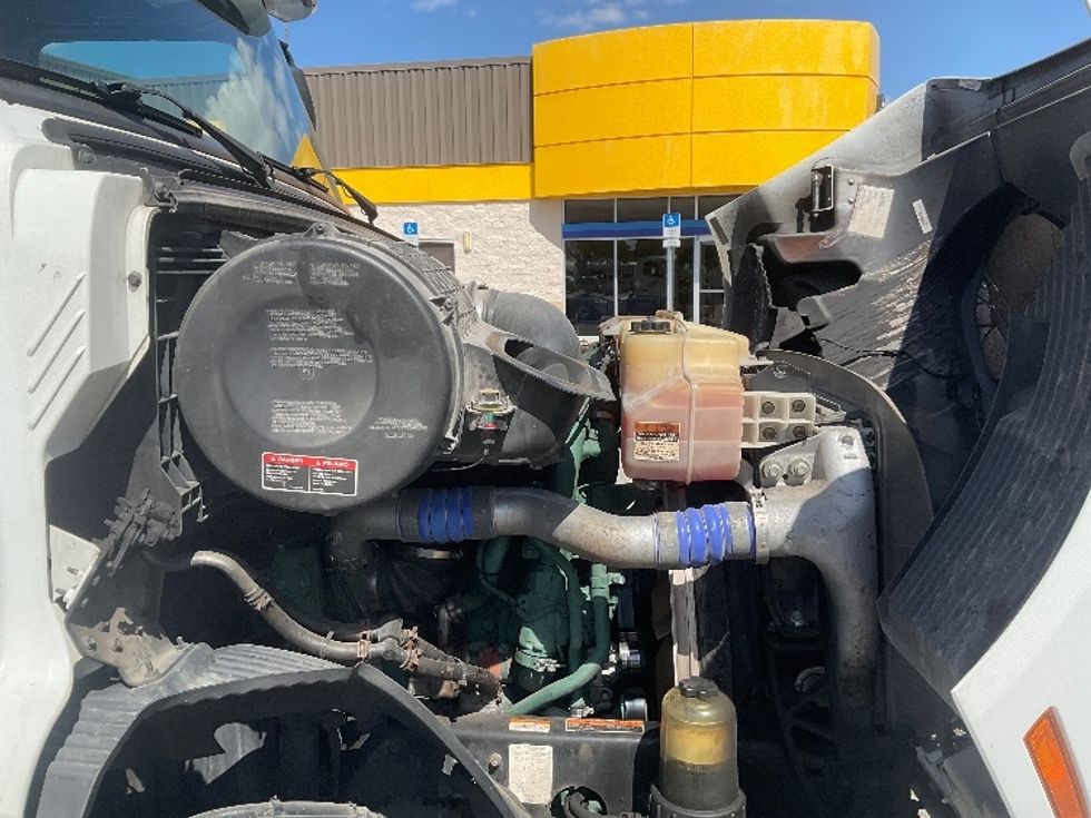 Day Cab Tractor-Heavy Duty Tractors-Volvo-2019-VNR64300-Tampa-FL-516,580\n\t\tmiles-$ 32,000 - Image 15