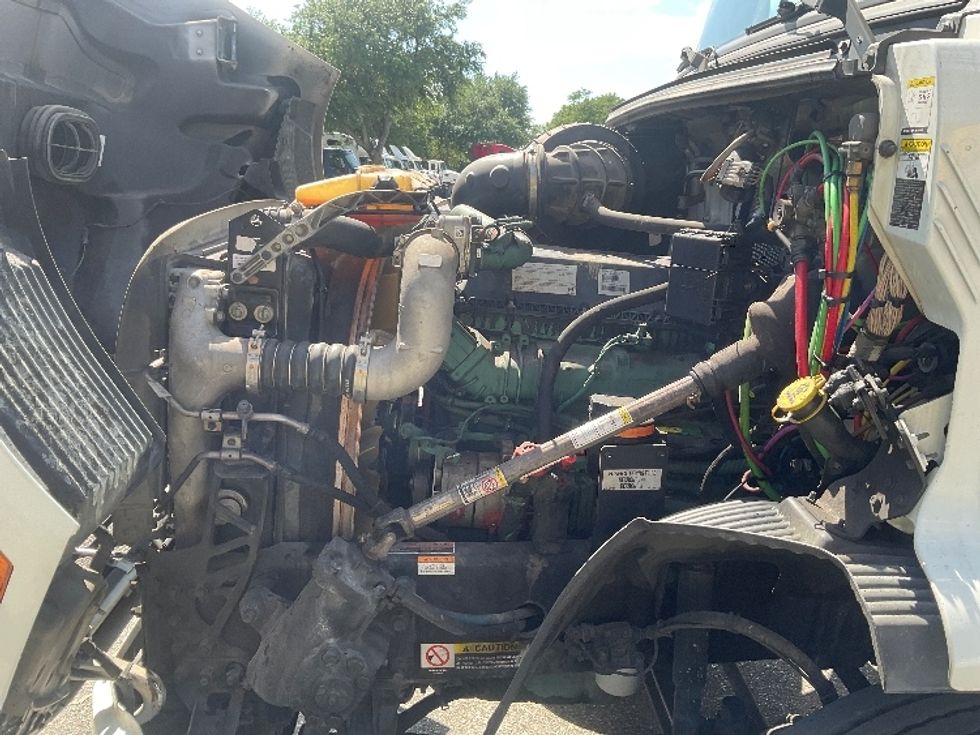 Day Cab Tractor-Heavy Duty Tractors-Volvo-2019-VNR64300-Tampa-FL-516,580\n\t\tmiles-$ 32,000 - Image 16