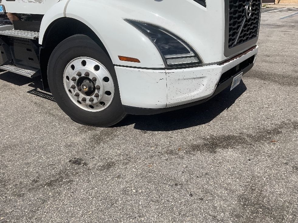 Day Cab Tractor-Heavy Duty Tractors-Volvo-2019-VNR64300-Tampa-FL-516,580\n\t\tmiles-$ 32,000 - Image 17