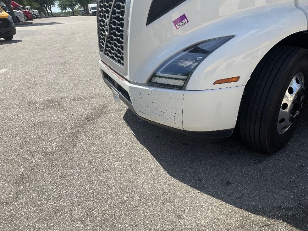 Day Cab Tractor-Heavy Duty Tractors-Volvo-2019-VNR64300-Tampa-FL-516,580\n\t\tmiles-$ 32,000 - Image 19