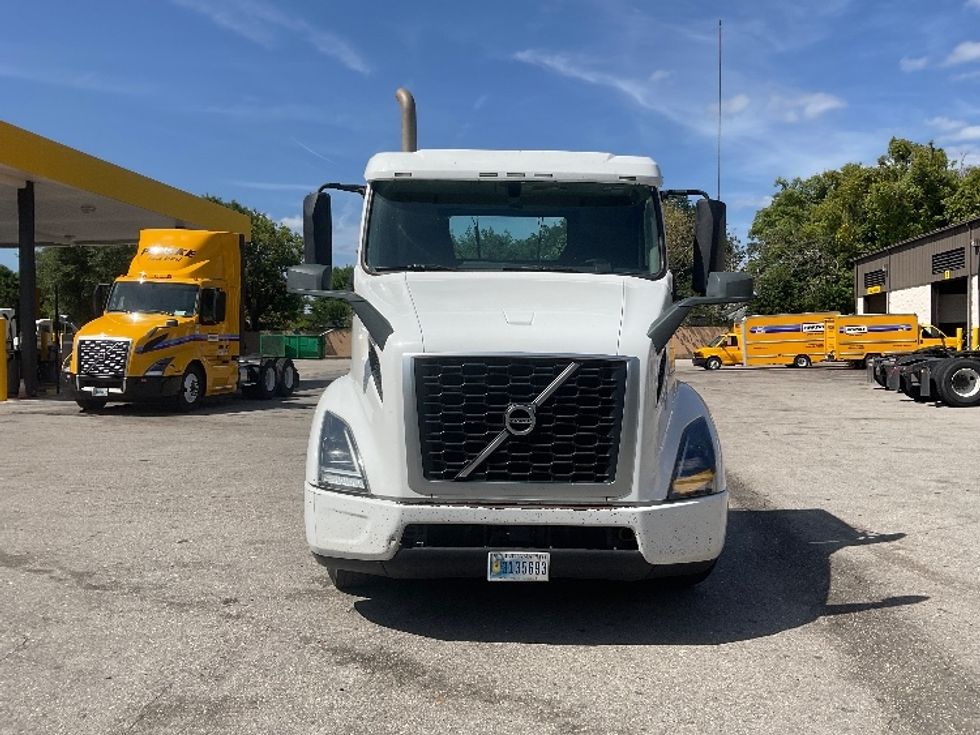 Day Cab Tractor-Heavy Duty Tractors-Volvo-2019-VNR64300-Tampa-FL-516,580\n\t\tmiles-$ 32,000 - Image 2