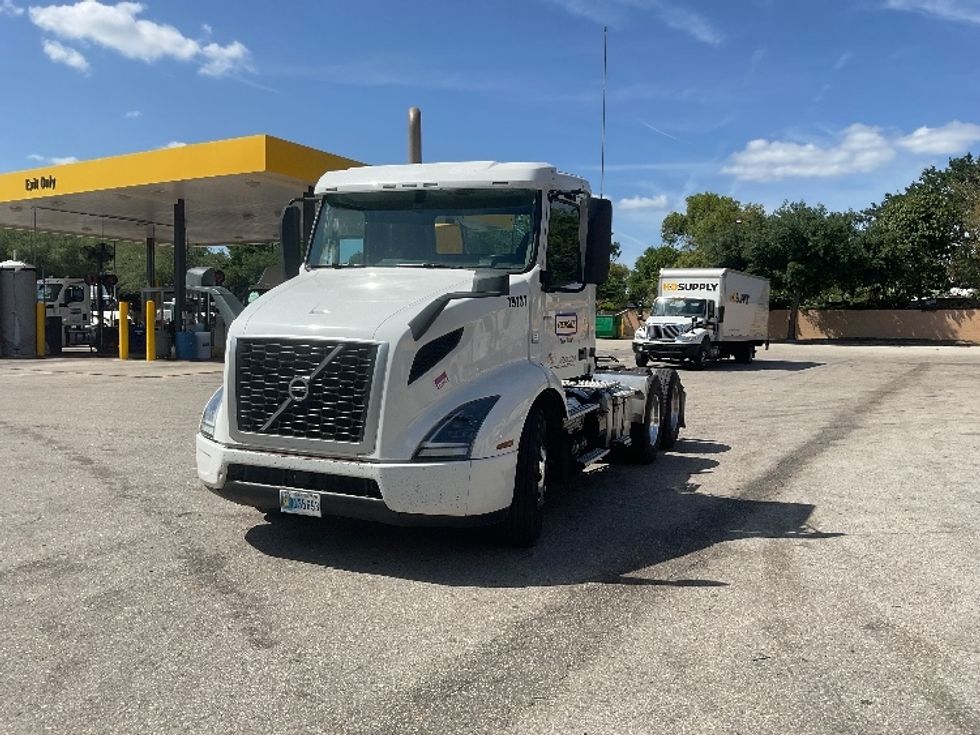Day Cab Tractor-Heavy Duty Tractors-Volvo-2019-VNR64300-Tampa-FL-516,580\n\t\tmiles-$ 32,000 - Image 3