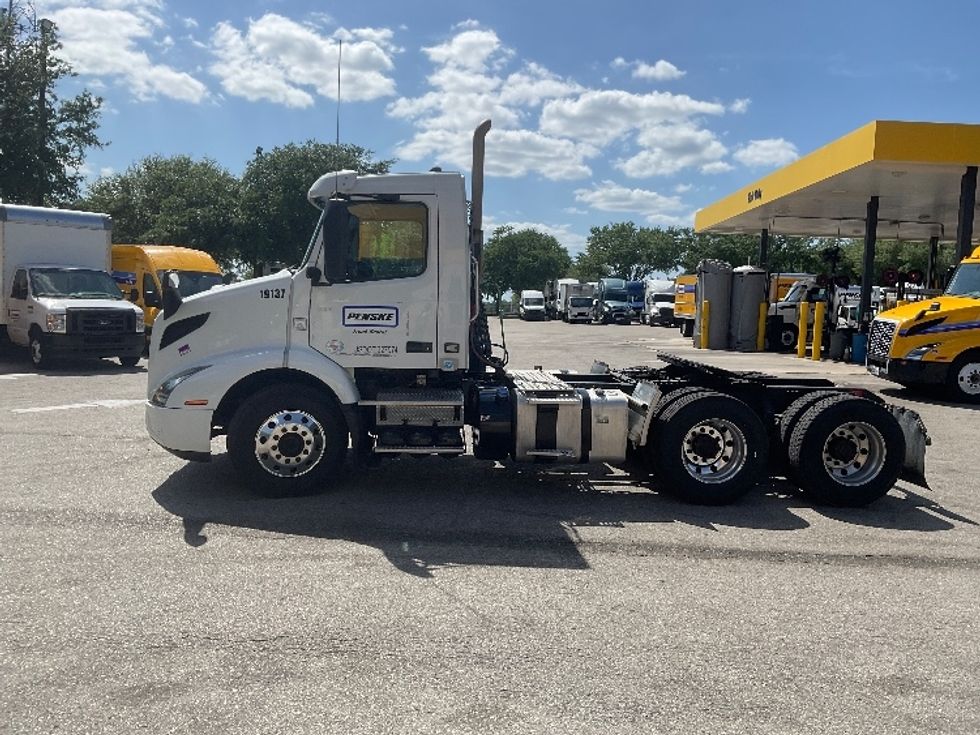 Day Cab Tractor-Heavy Duty Tractors-Volvo-2019-VNR64300-Tampa-FL-516,580\n\t\tmiles-$ 32,000 - Image 4