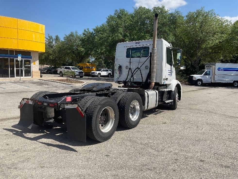 Day Cab Tractor-Heavy Duty Tractors-Volvo-2019-VNR64300-Tampa-FL-516,580\n\t\tmiles-$ 32,000 - Image 7