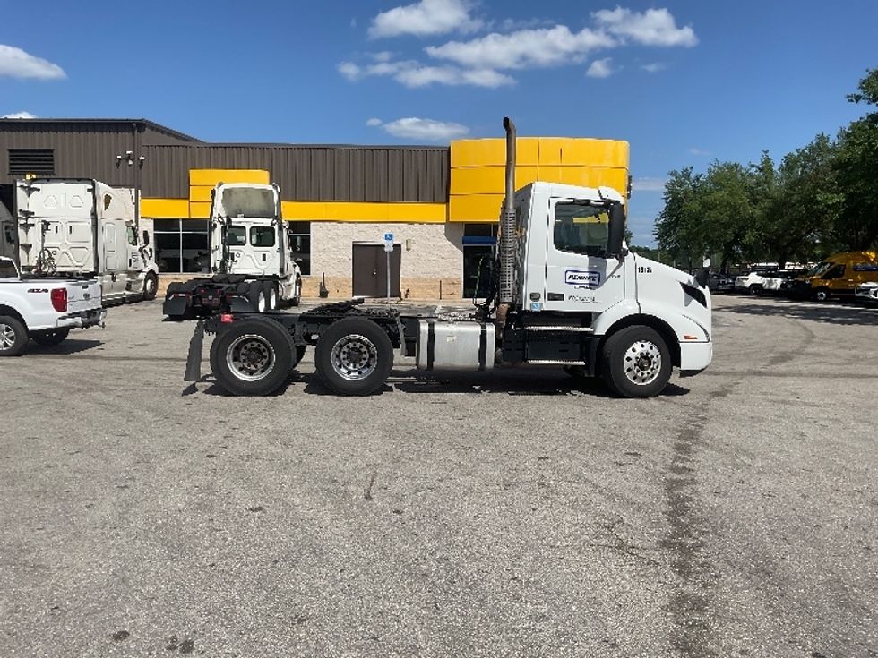 Day Cab Tractor-Heavy Duty Tractors-Volvo-2019-VNR64300-Tampa-FL-516,580\n\t\tmiles-$ 32,000 - Image 8