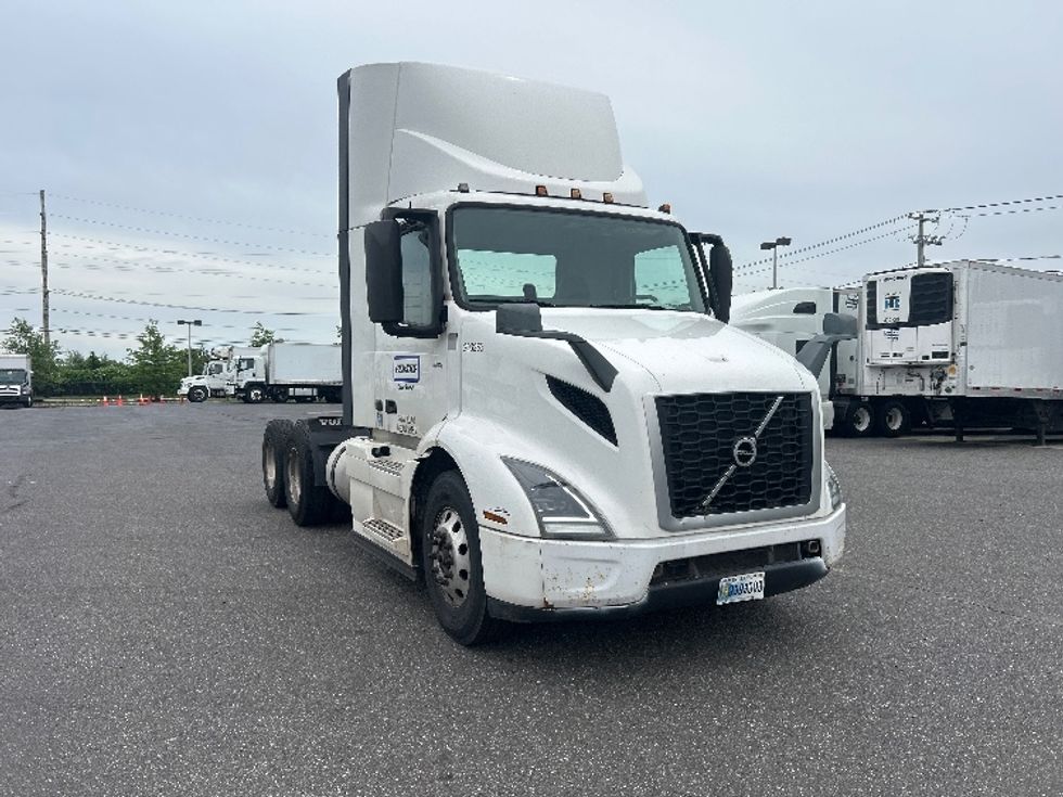 Day Cab Tractor-Heavy Duty Tractors-Volvo-2019-VNR64300-West Babylon-NY-515,191\n\t\tmiles-$ 30,500 - Image 1