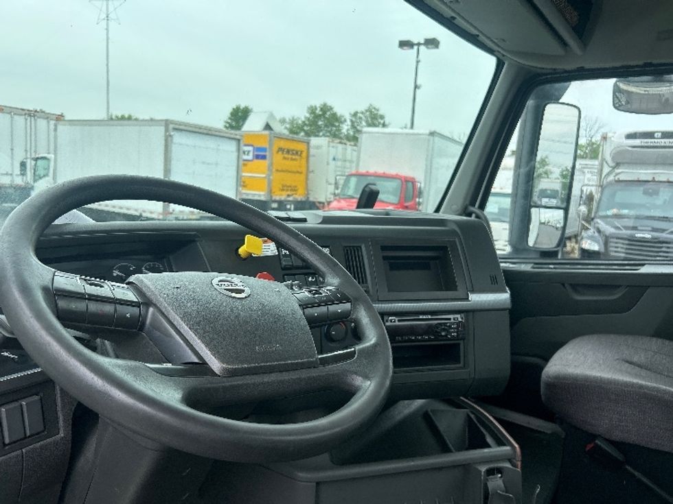 Day Cab Tractor-Heavy Duty Tractors-Volvo-2019-VNR64300-West Babylon-NY-515,191\n\t\tmiles-$ 30,500 - Image 10