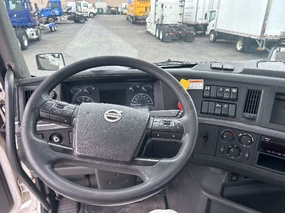 Day Cab Tractor-Heavy Duty Tractors-Volvo-2019-VNR64300-West Babylon-NY-515,191\n\t\tmiles-$ 30,500 - Image 11