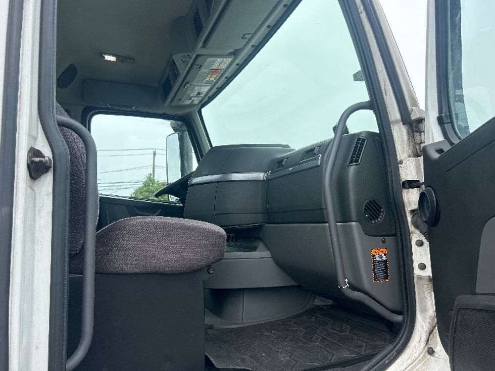 Day Cab Tractor-Heavy Duty Tractors-Volvo-2019-VNR64300-West Babylon-NY-515,191\n\t\tmiles-$ 30,500 - Image 12