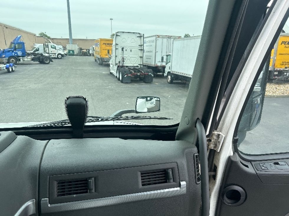 Day Cab Tractor-Heavy Duty Tractors-Volvo-2019-VNR64300-West Babylon-NY-515,191\n\t\tmiles-$ 30,500 - Image 13