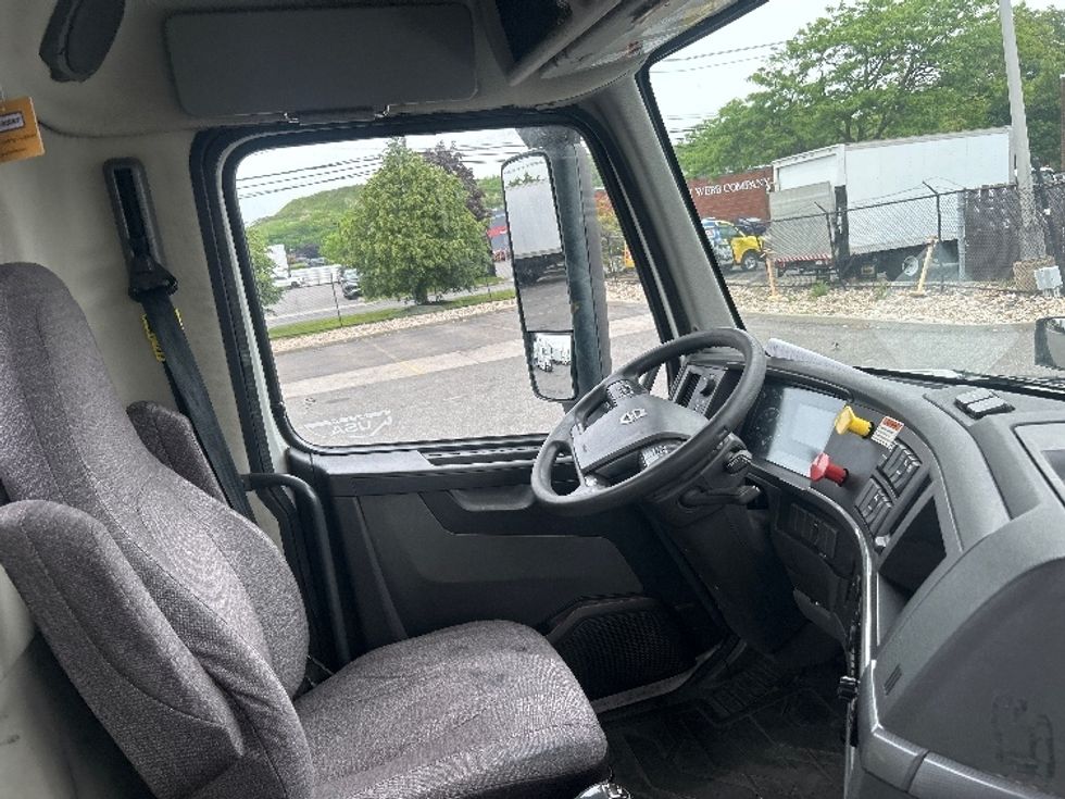 Day Cab Tractor-Heavy Duty Tractors-Volvo-2019-VNR64300-West Babylon-NY-515,191\n\t\tmiles-$ 30,500 - Image 14