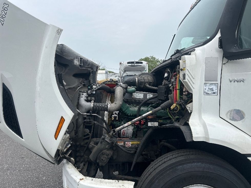 Day Cab Tractor-Heavy Duty Tractors-Volvo-2019-VNR64300-West Babylon-NY-515,191\n\t\tmiles-$ 30,500 - Image 16