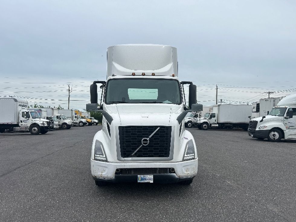 Day Cab Tractor-Heavy Duty Tractors-Volvo-2019-VNR64300-West Babylon-NY-515,191\n\t\tmiles-$ 30,500 - Image 2