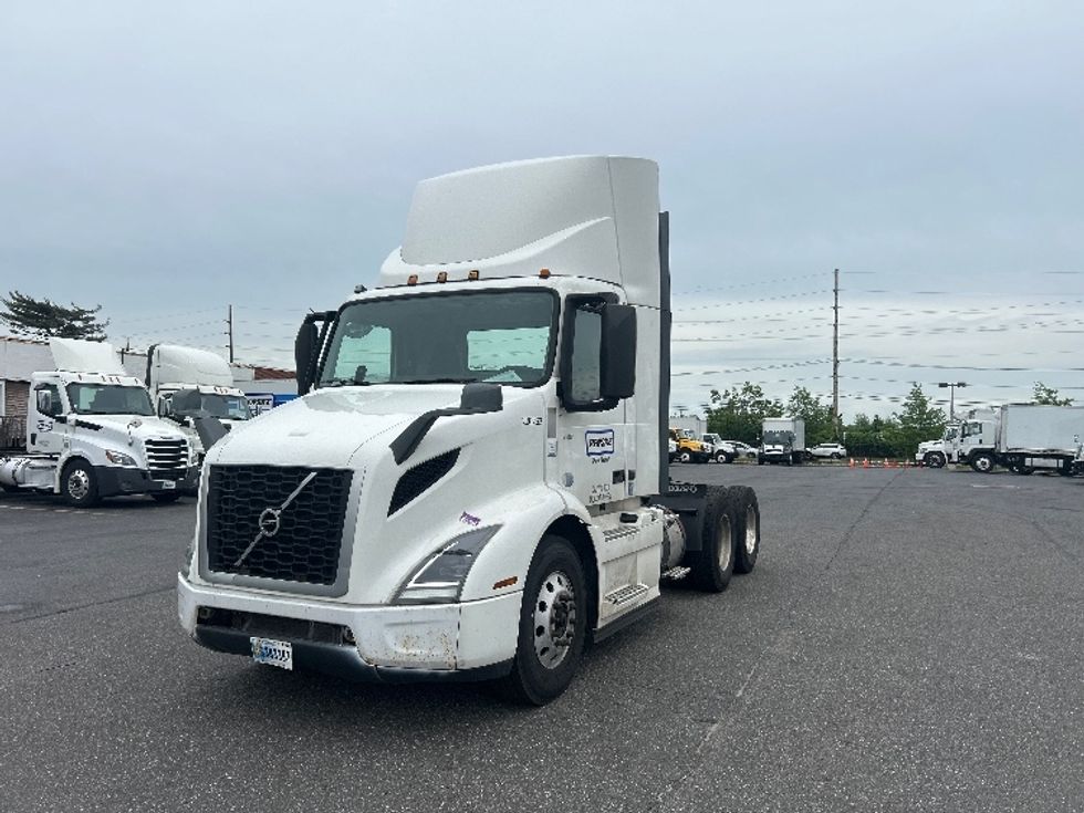 Day Cab Tractor-Heavy Duty Tractors-Volvo-2019-VNR64300-West Babylon-NY-515,191\n\t\tmiles-$ 30,500 - Image 3