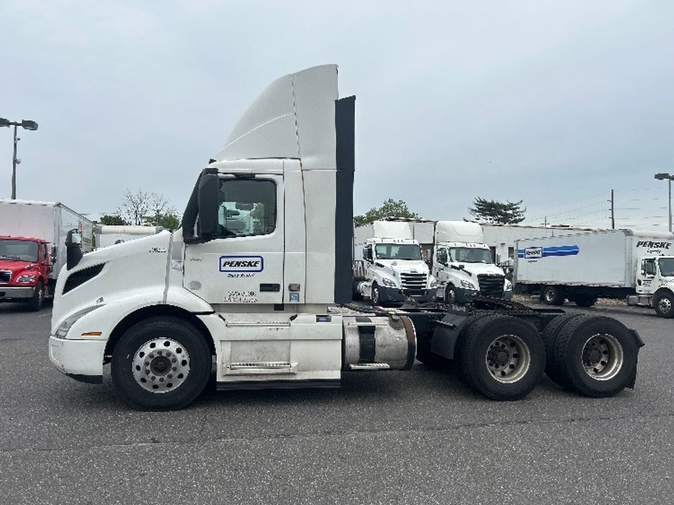 Day Cab Tractor-Heavy Duty Tractors-Volvo-2019-VNR64300-West Babylon-NY-515,191\n\t\tmiles-$ 30,500 - Image 4