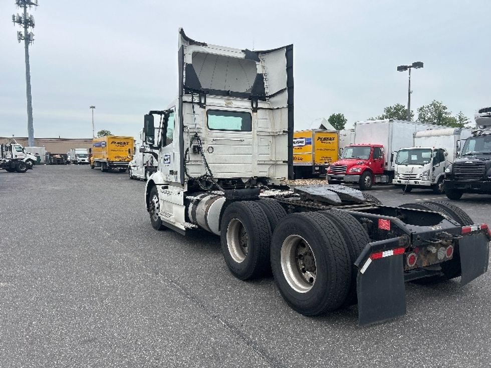 Day Cab Tractor-Heavy Duty Tractors-Volvo-2019-VNR64300-West Babylon-NY-515,191\n\t\tmiles-$ 30,500 - Image 5