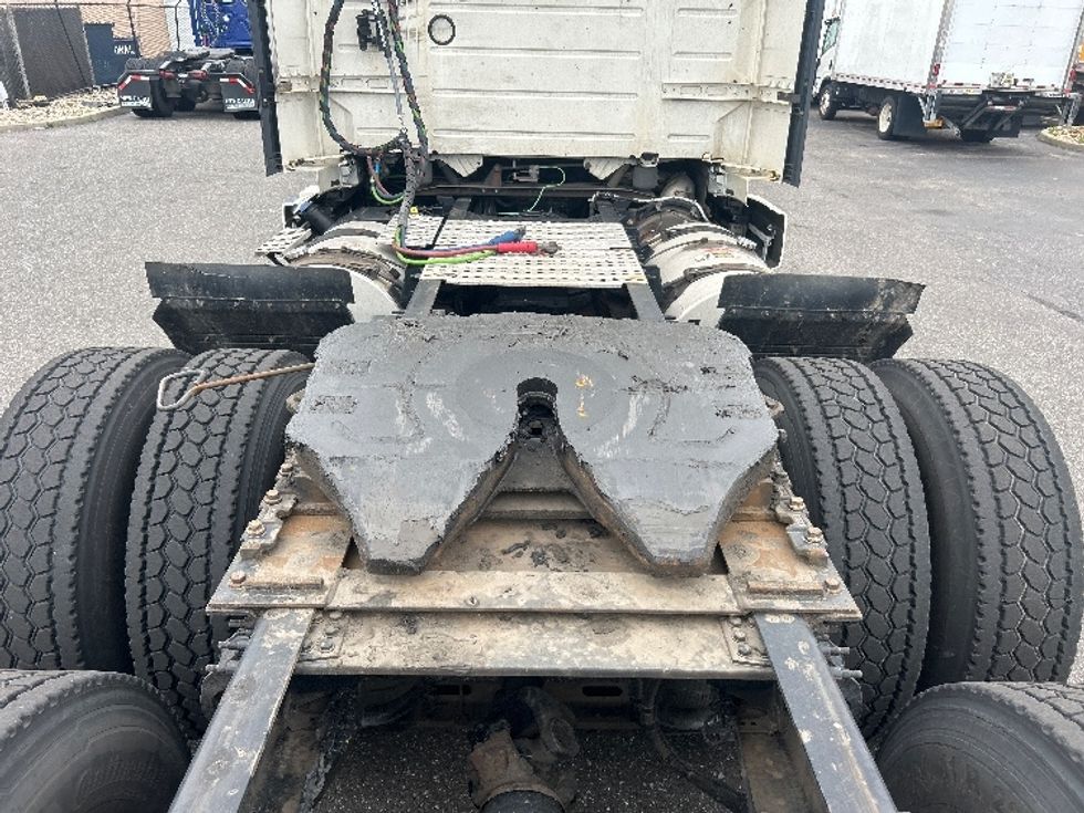 Day Cab Tractor-Heavy Duty Tractors-Volvo-2019-VNR64300-West Babylon-NY-515,191\n\t\tmiles-$ 30,500 - Image 6
