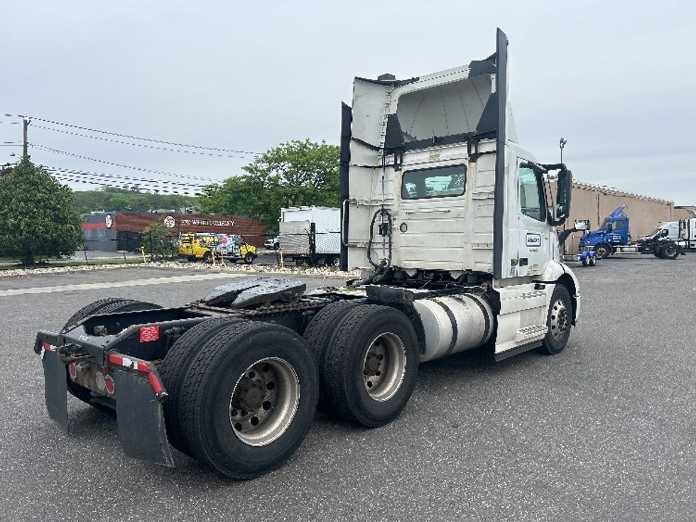 Day Cab Tractor-Heavy Duty Tractors-Volvo-2019-VNR64300-West Babylon-NY-515,191\n\t\tmiles-$ 30,500 - Image 7