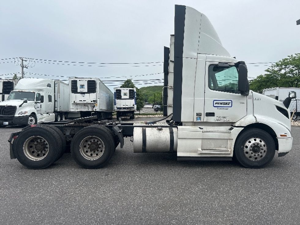 Day Cab Tractor-Heavy Duty Tractors-Volvo-2019-VNR64300-West Babylon-NY-515,191\n\t\tmiles-$ 30,500 - Image 8