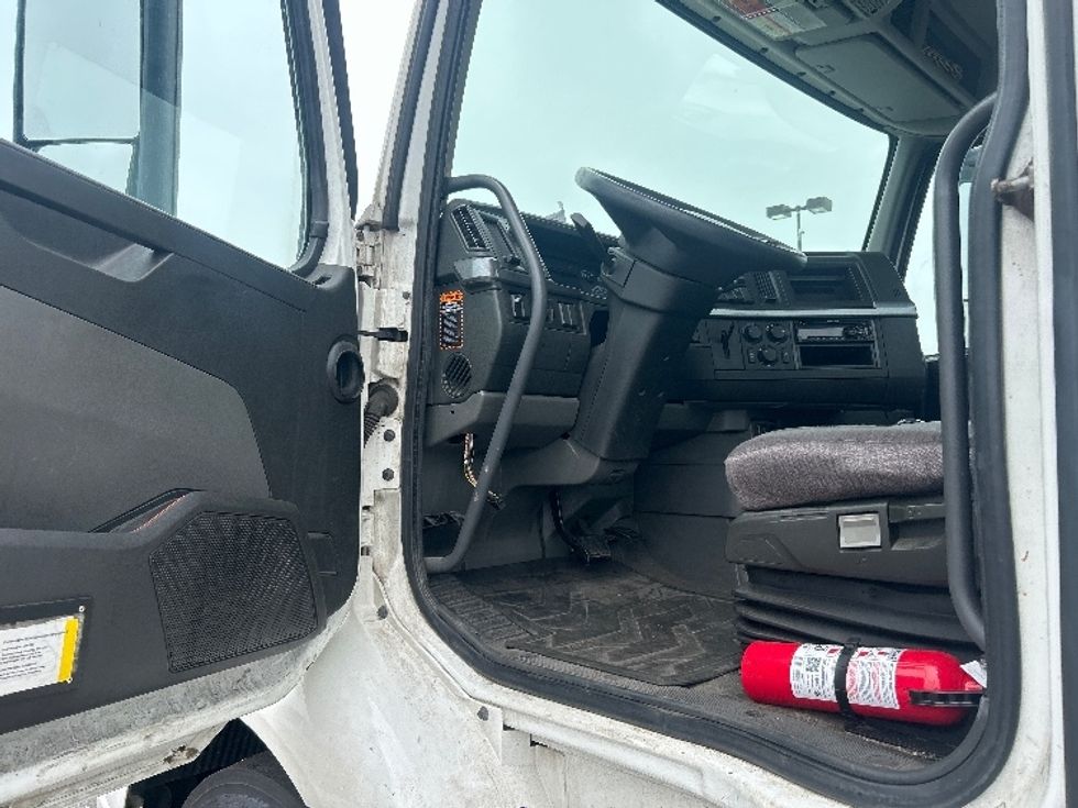 Day Cab Tractor-Heavy Duty Tractors-Volvo-2019-VNR64300-West Babylon-NY-515,191\n\t\tmiles-$ 30,500 - Image 9