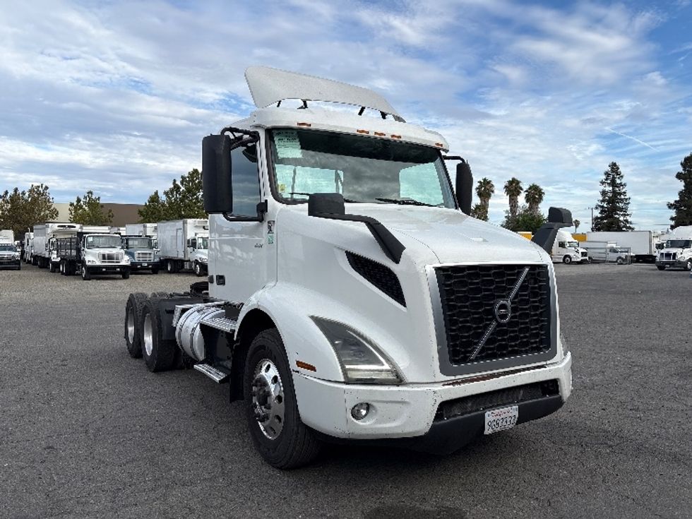 Day Cab Tractor-Heavy Duty Tractors-Volvo-2019-VNR64300-West Sacramento-CA-675,998\n\t\tmiles-$ 9,000 - Image 1