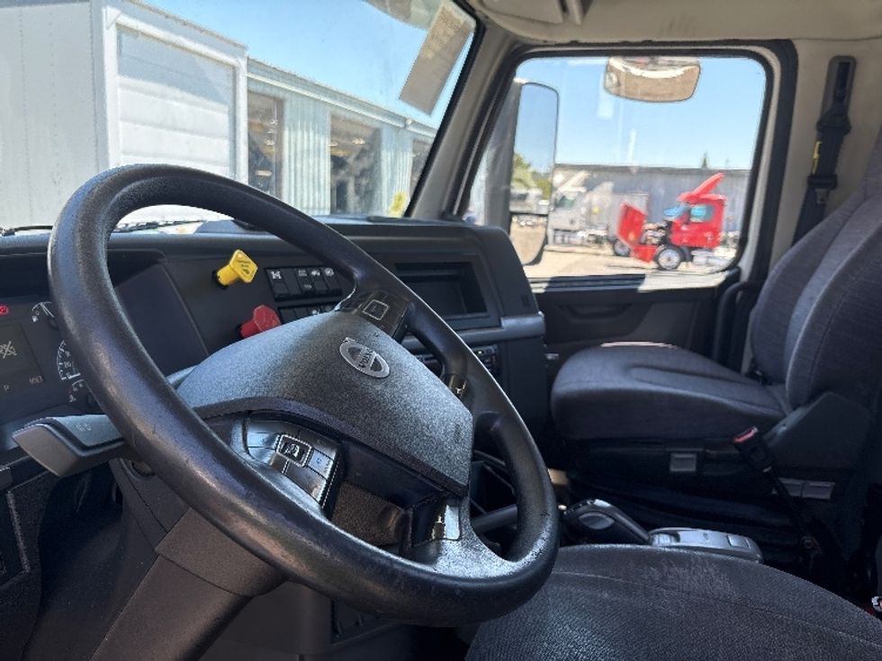 Day Cab Tractor-Heavy Duty Tractors-Volvo-2019-VNR64300-West Sacramento-CA-675,998\n\t\tmiles-$ 9,000 - Image 10