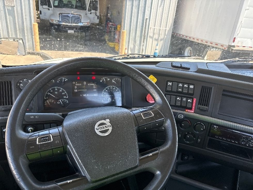 Day Cab Tractor-Heavy Duty Tractors-Volvo-2019-VNR64300-West Sacramento-CA-675,998\n\t\tmiles-$ 9,000 - Image 11