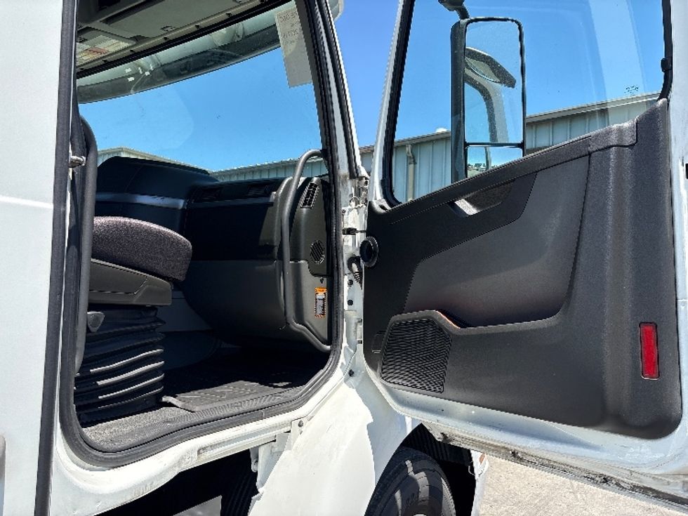 Day Cab Tractor-Heavy Duty Tractors-Volvo-2019-VNR64300-West Sacramento-CA-675,998\n\t\tmiles-$ 9,000 - Image 12