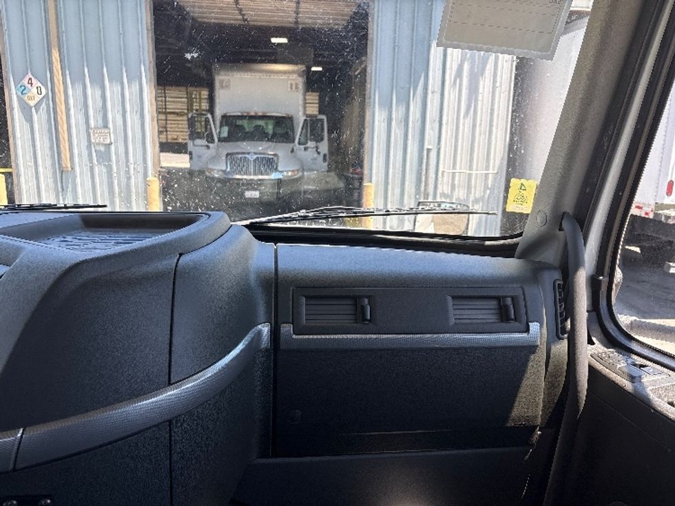 Day Cab Tractor-Heavy Duty Tractors-Volvo-2019-VNR64300-West Sacramento-CA-675,998\n\t\tmiles-$ 9,000 - Image 13