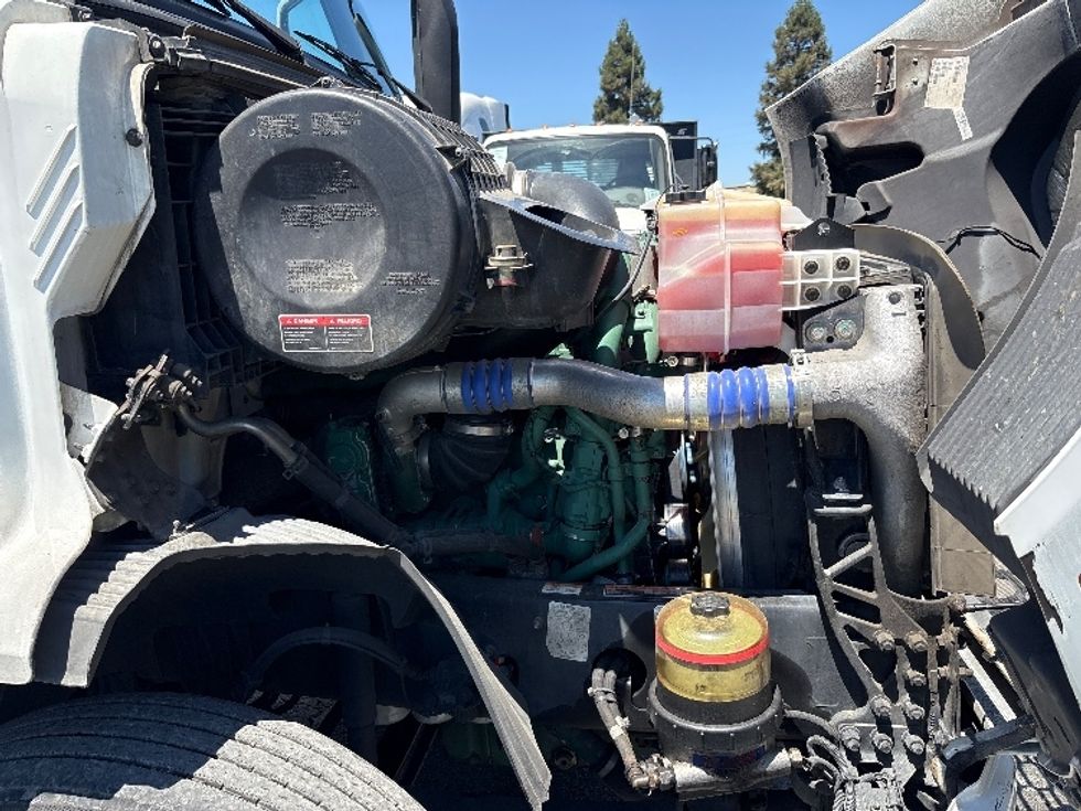 Day Cab Tractor-Heavy Duty Tractors-Volvo-2019-VNR64300-West Sacramento-CA-675,998\n\t\tmiles-$ 9,000 - Image 15