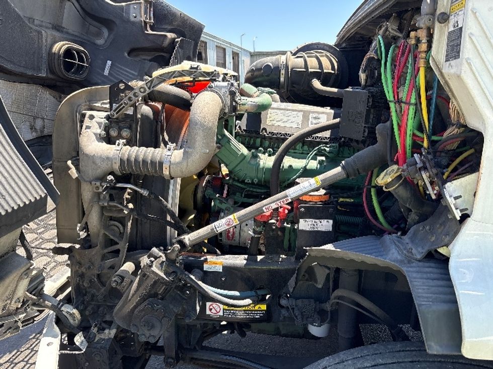 Day Cab Tractor-Heavy Duty Tractors-Volvo-2019-VNR64300-West Sacramento-CA-675,998\n\t\tmiles-$ 9,000 - Image 16