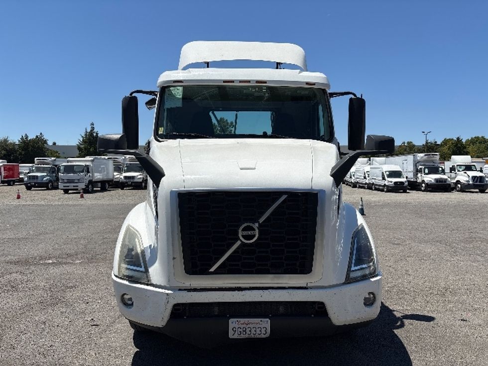 Day Cab Tractor-Heavy Duty Tractors-Volvo-2019-VNR64300-West Sacramento-CA-675,998\n\t\tmiles-$ 9,000 - Image 2