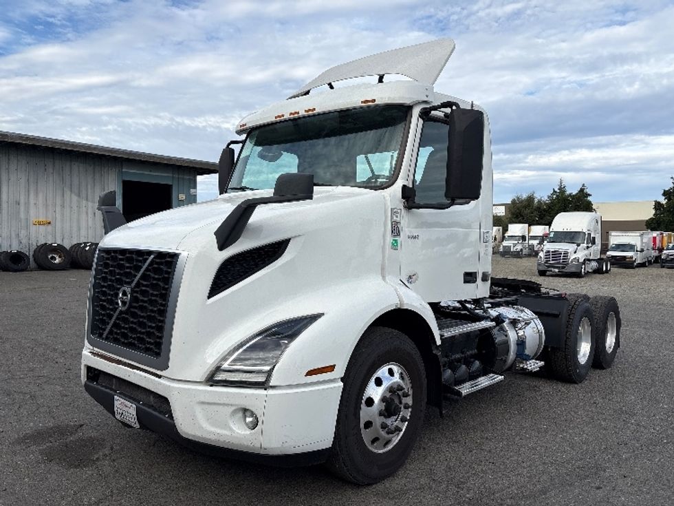 Day Cab Tractor-Heavy Duty Tractors-Volvo-2019-VNR64300-West Sacramento-CA-675,998\n\t\tmiles-$ 9,000 - Image 3