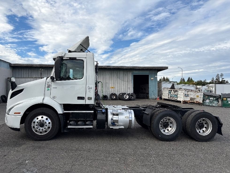 Day Cab Tractor-Heavy Duty Tractors-Volvo-2019-VNR64300-West Sacramento-CA-675,998\n\t\tmiles-$ 9,000 - Image 4