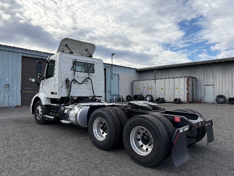 Day Cab Tractor-Heavy Duty Tractors-Volvo-2019-VNR64300-West Sacramento-CA-675,998\n\t\tmiles-$ 9,000 - Image 5