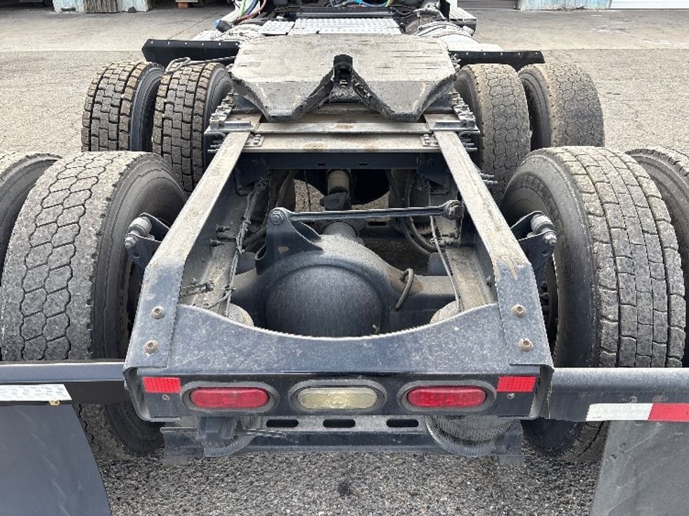 Day Cab Tractor-Heavy Duty Tractors-Volvo-2019-VNR64300-West Sacramento-CA-675,998\n\t\tmiles-$ 9,000 - Image 6
