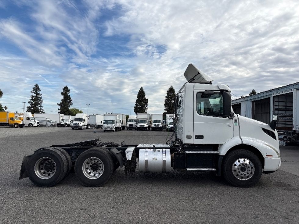 Day Cab Tractor-Heavy Duty Tractors-Volvo-2019-VNR64300-West Sacramento-CA-675,998\n\t\tmiles-$ 9,000 - Image 8