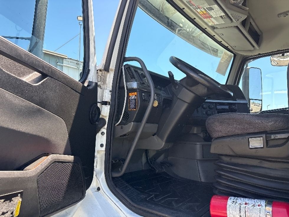 Day Cab Tractor-Heavy Duty Tractors-Volvo-2019-VNR64300-West Sacramento-CA-675,998\n\t\tmiles-$ 9,000 - Image 9