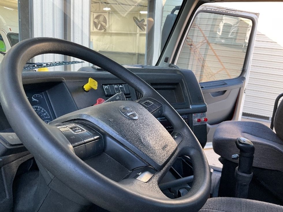 Day Cab Tractor-Heavy Duty Tractors-Volvo-2020-VNL64T300-Albany-GA-237,690\n\t\tmiles-$ 50,750 - Image 10